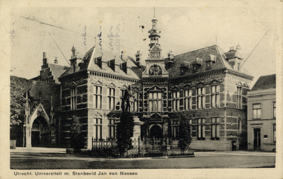 600787 Gezicht op het Academiegebouw (Domplein 29) te Utrecht met op de voorgrond het standbeeld Jan van Nassau.